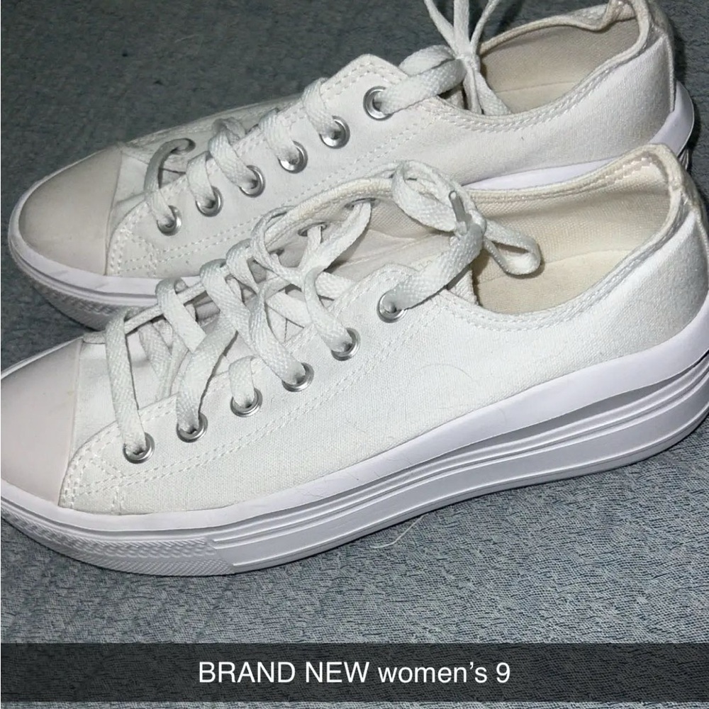NEVER WORN CONVERSE MOVE